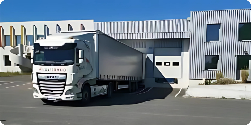 Photo d'un camion BAH TRANS devant l'entrepot de l'entreprise