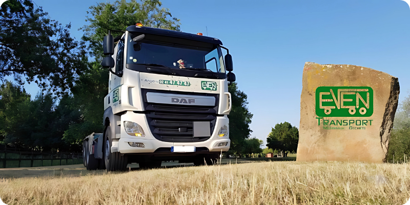 Photo d'un camion de l'entreprise EVEN TRANSPORT dans un champs