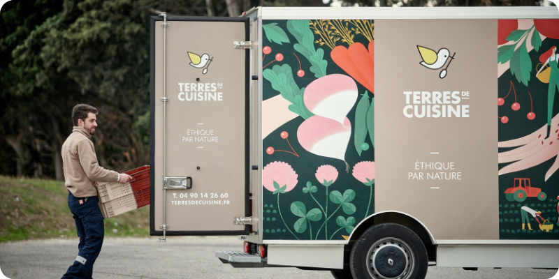 Photo d'un collaborateur Terre de Cuisine qui charge une camionnette de l'entreprise