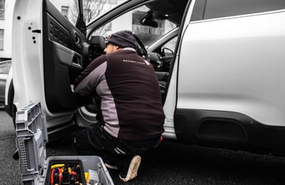 Technicien SuiviDeFlotte qui installe un boîtier de géolocalisation