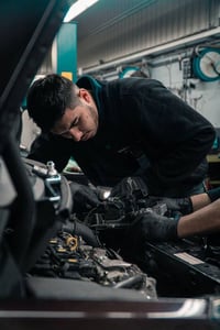 technicien qui entretien un véhicule