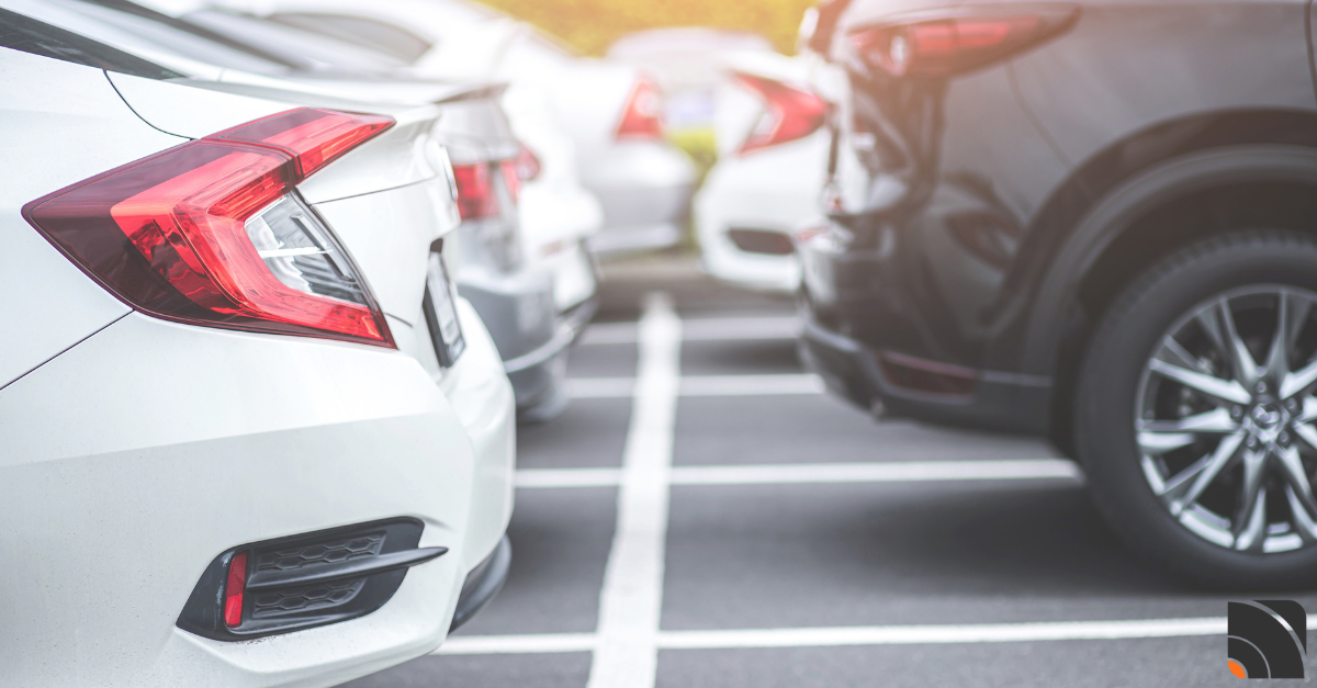 Zoom sur des véhicules garés sur un parking