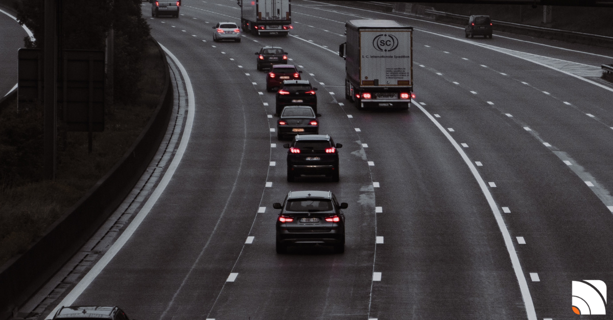 Photo en noir et blanc d'une autoroute avec un trafic assez dense