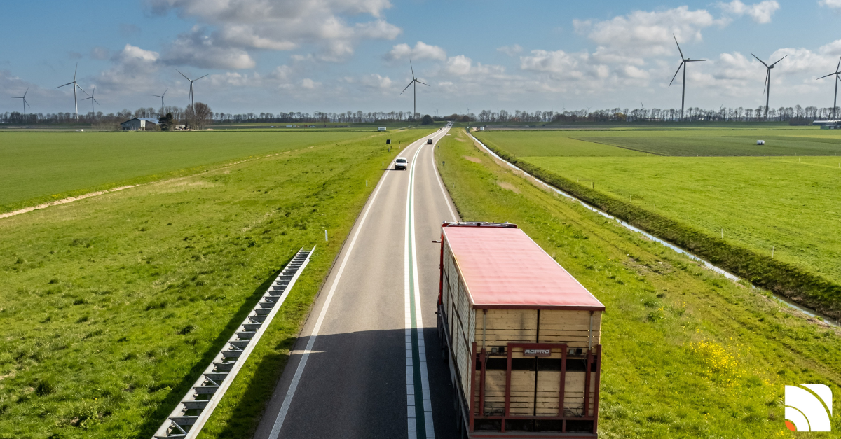 Camion sur une route ensoleillée