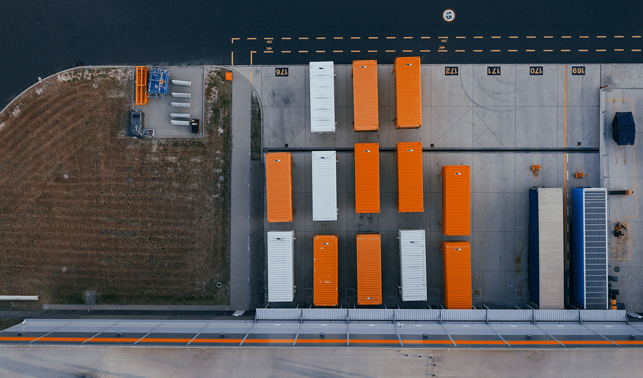 Remorques de poids lourds devant un entrepot